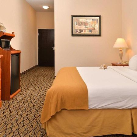 Quality Inn & Suites Jefferson City Bagian luar foto