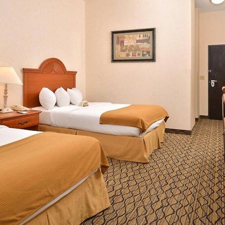 Quality Inn & Suites Jefferson City Bagian luar foto