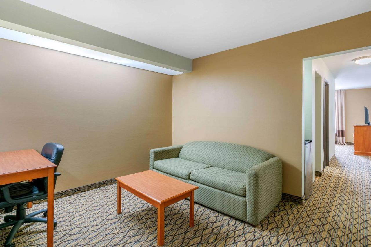 Quality Inn & Suites Jefferson City Bagian luar foto