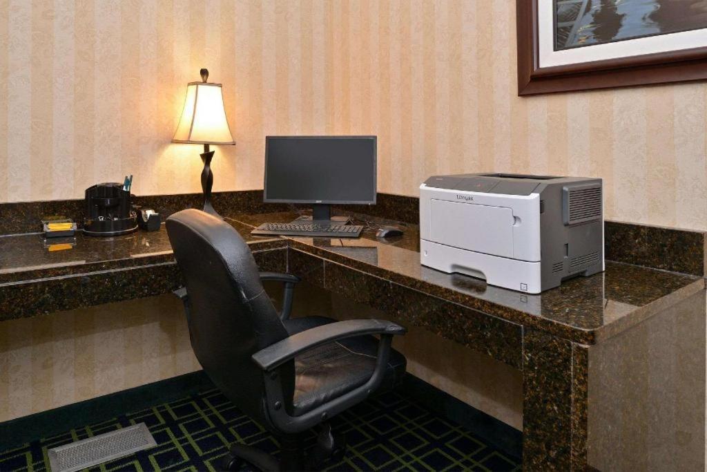 Quality Inn & Suites Jefferson City Bagian luar foto