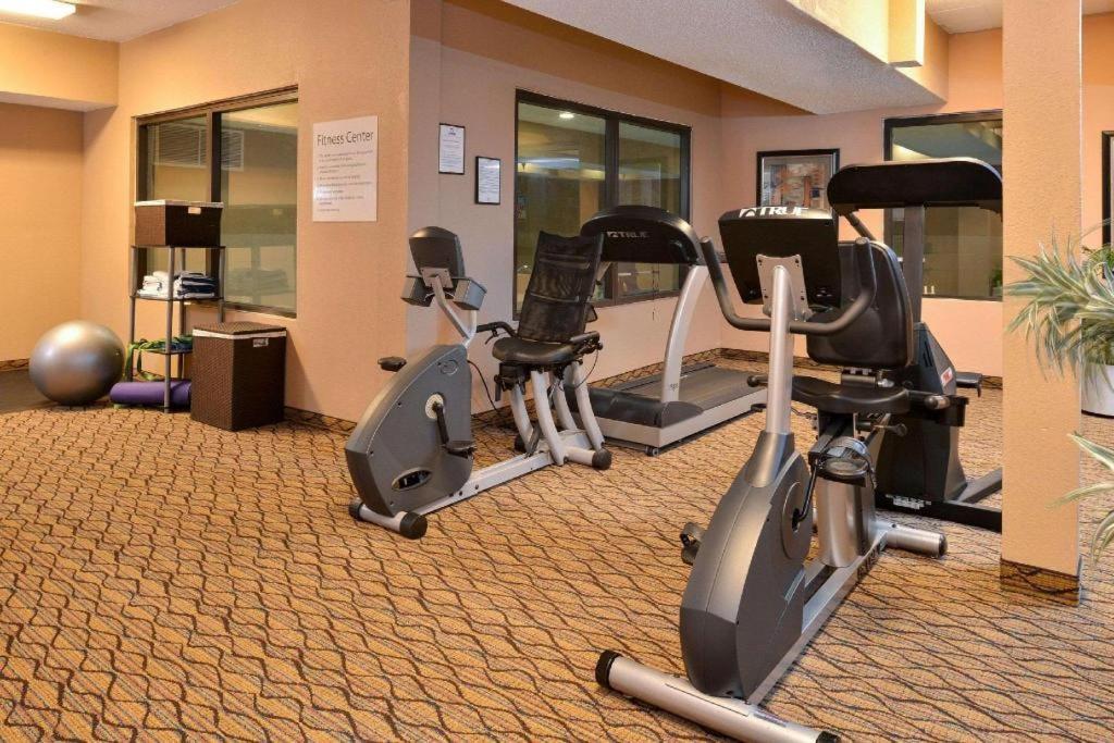 Quality Inn & Suites Jefferson City Bagian luar foto