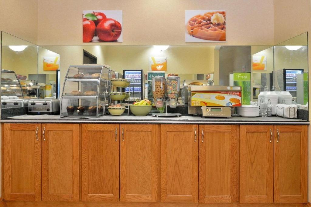 Quality Inn & Suites Jefferson City Bagian luar foto