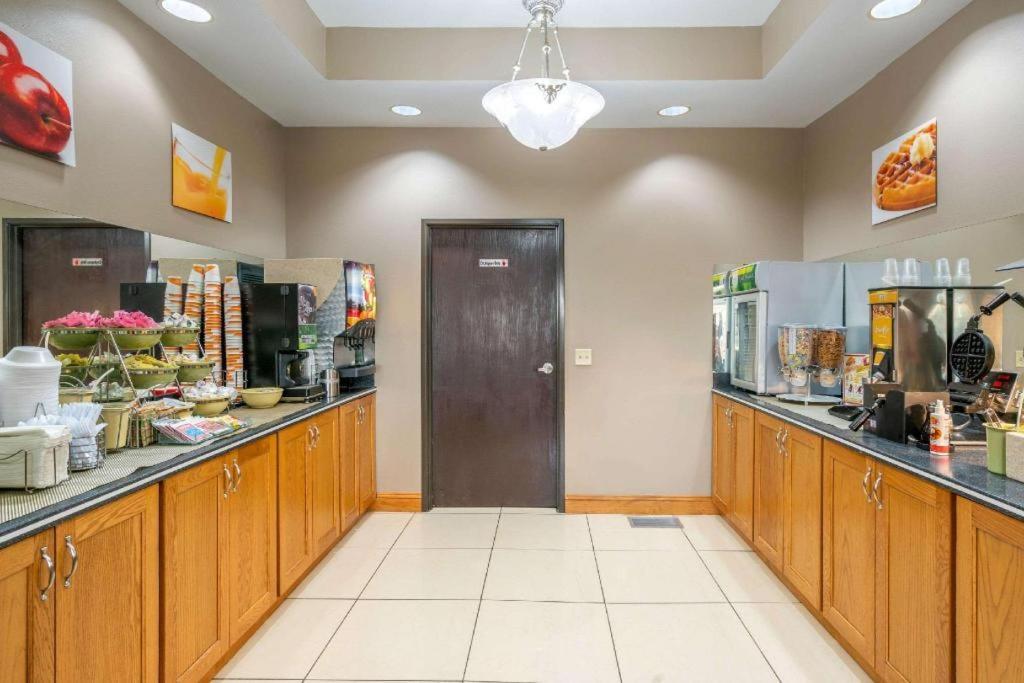 Quality Inn & Suites Jefferson City Bagian luar foto
