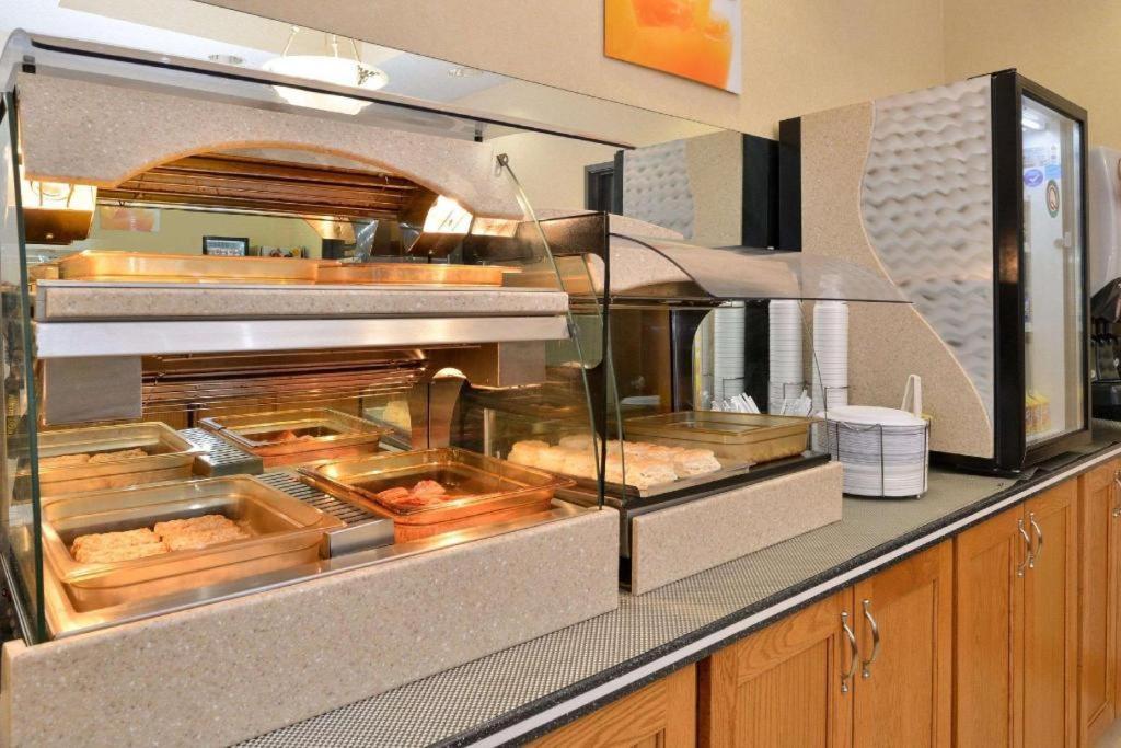 Quality Inn & Suites Jefferson City Bagian luar foto
