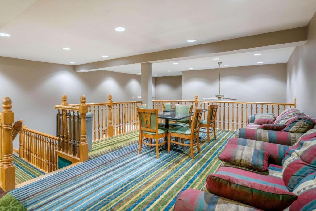 Quality Inn & Suites Jefferson City Bagian luar foto