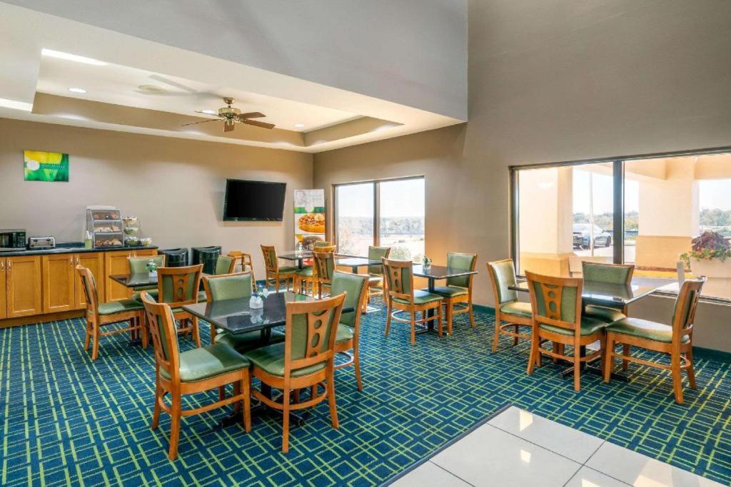 Quality Inn & Suites Jefferson City Bagian luar foto