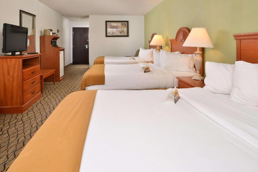 Quality Inn & Suites Jefferson City Bagian luar foto