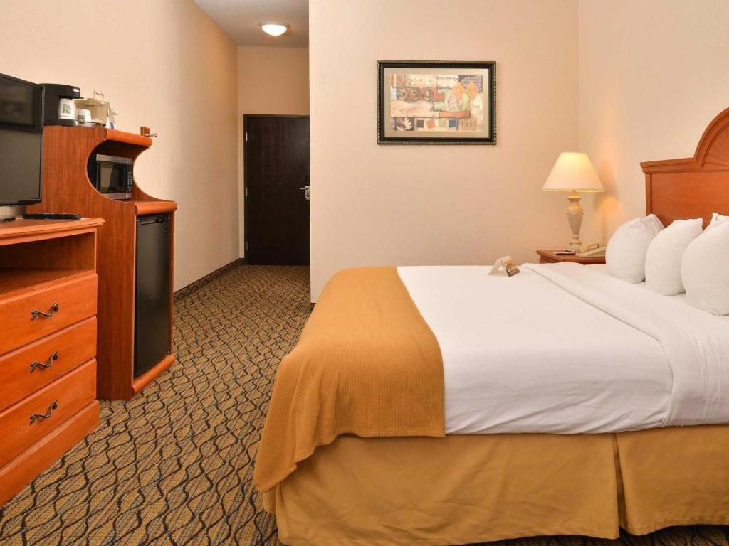 Quality Inn & Suites Jefferson City Bagian luar foto