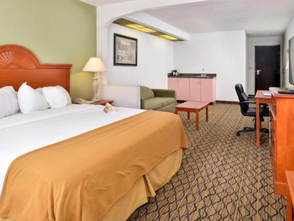 Quality Inn & Suites Jefferson City Bagian luar foto