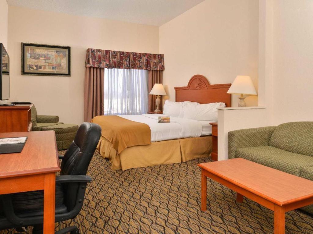 Quality Inn & Suites Jefferson City Bagian luar foto