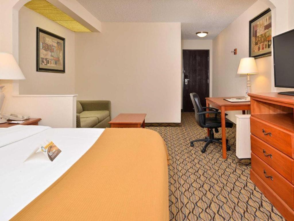 Quality Inn & Suites Jefferson City Bagian luar foto