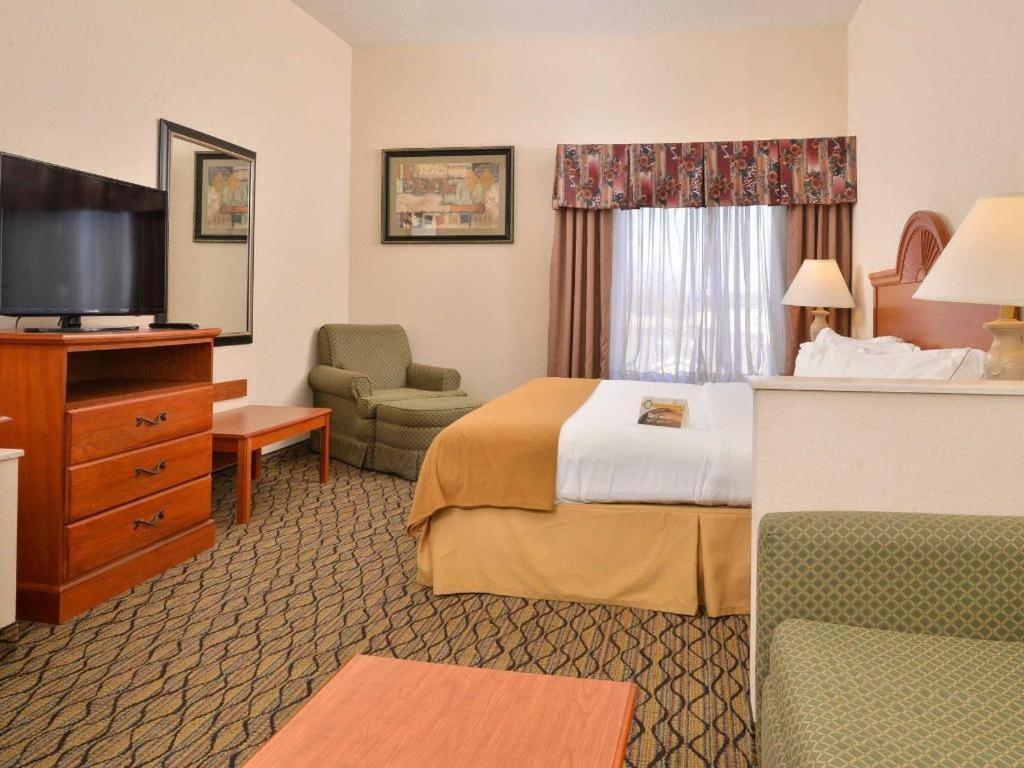 Quality Inn & Suites Jefferson City Bagian luar foto
