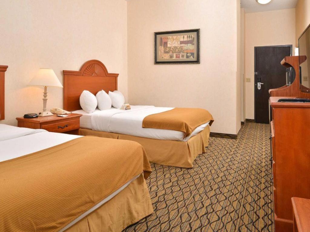 Quality Inn & Suites Jefferson City Bagian luar foto