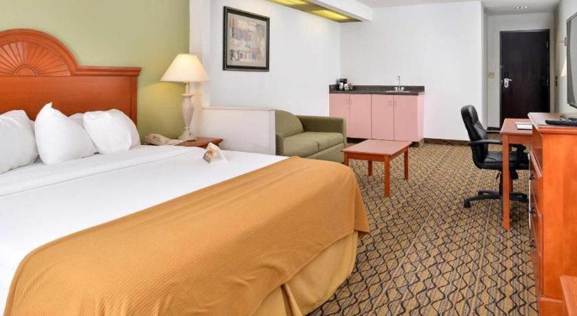 Quality Inn & Suites Jefferson City Bagian luar foto