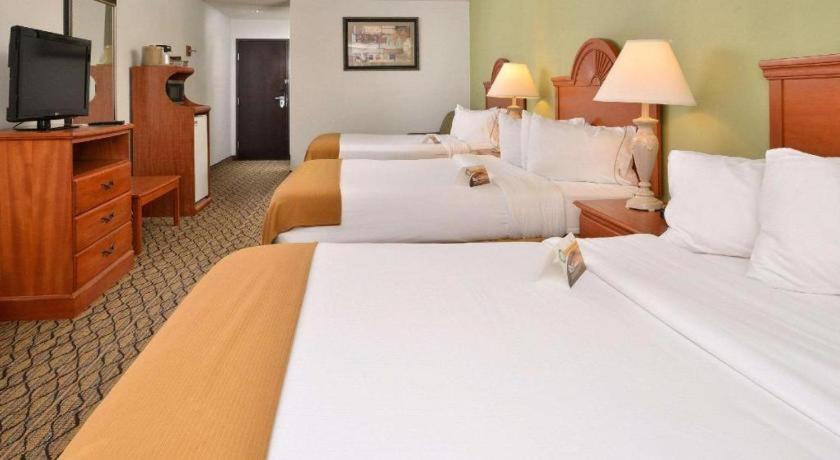 Quality Inn & Suites Jefferson City Bagian luar foto