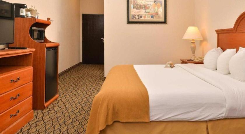 Quality Inn & Suites Jefferson City Bagian luar foto