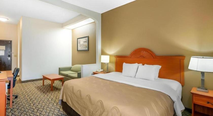Quality Inn & Suites Jefferson City Bagian luar foto