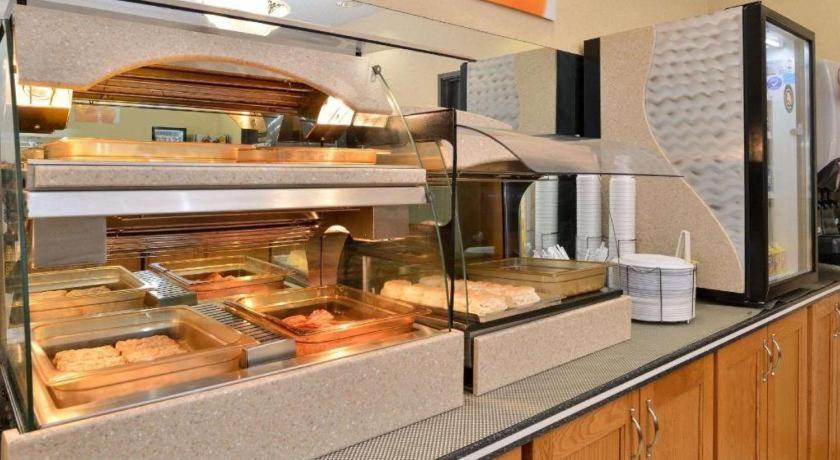 Quality Inn & Suites Jefferson City Bagian luar foto