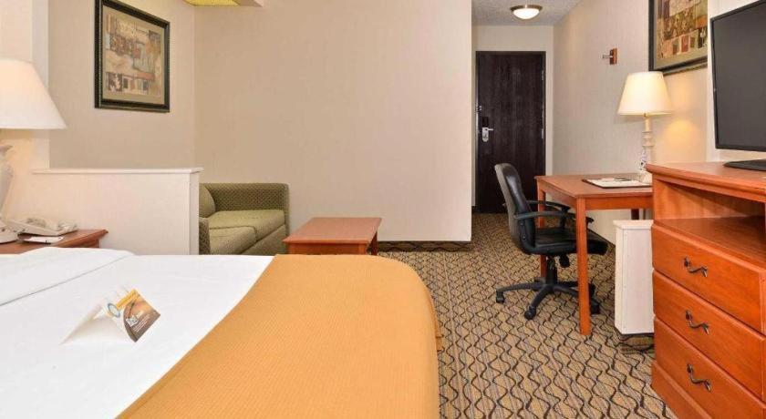 Quality Inn & Suites Jefferson City Bagian luar foto