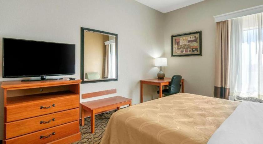 Quality Inn & Suites Jefferson City Bagian luar foto