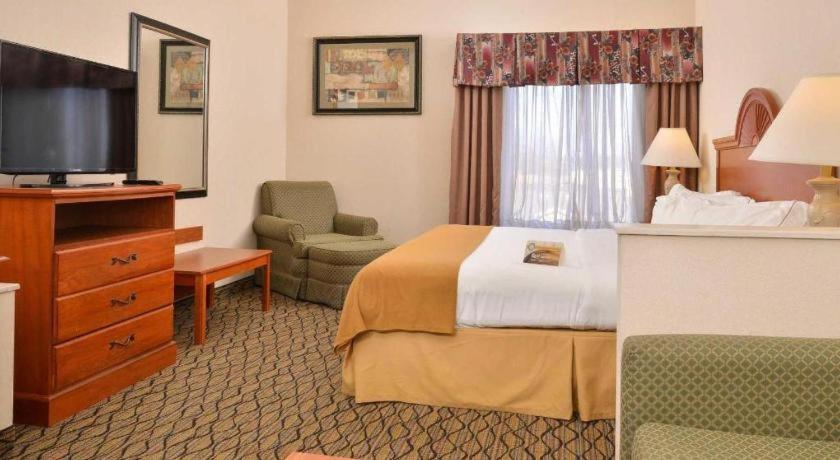 Quality Inn & Suites Jefferson City Bagian luar foto