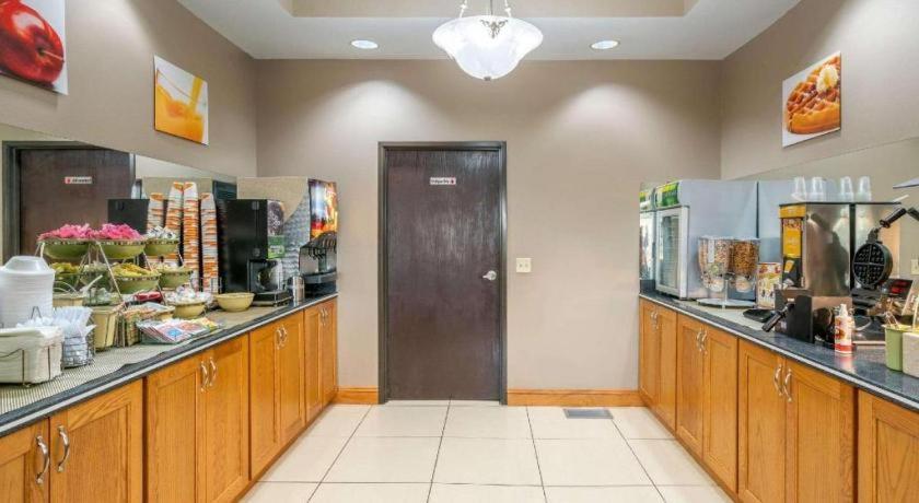 Quality Inn & Suites Jefferson City Bagian luar foto