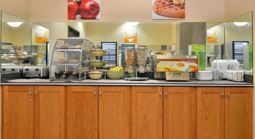 Quality Inn & Suites Jefferson City Bagian luar foto