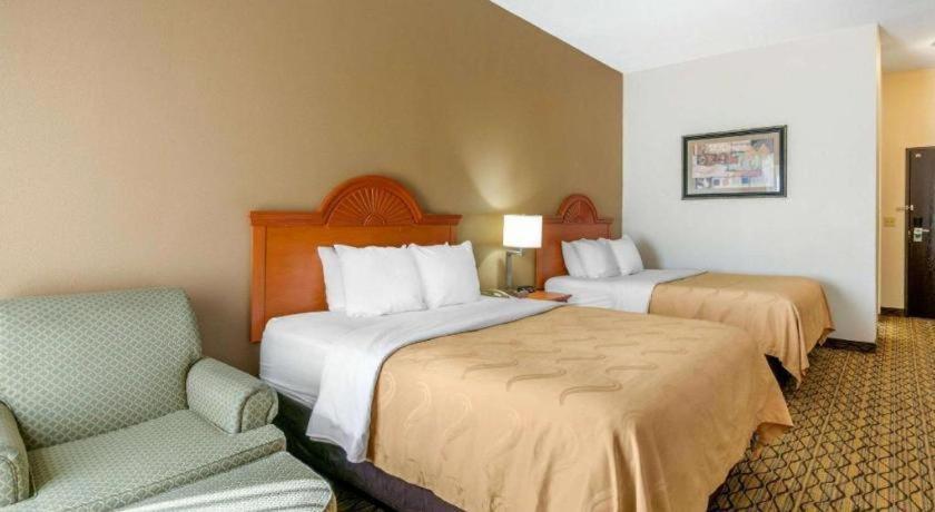 Quality Inn & Suites Jefferson City Bagian luar foto