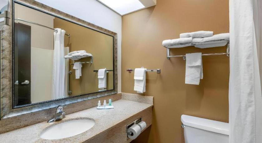 Quality Inn & Suites Jefferson City Bagian luar foto