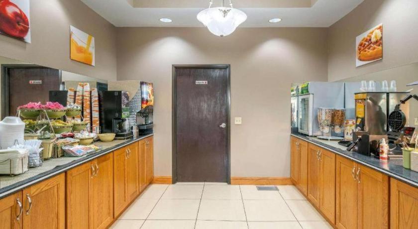 Quality Inn & Suites Jefferson City Bagian luar foto