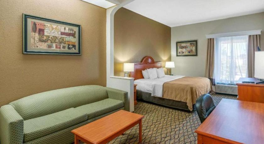 Quality Inn & Suites Jefferson City Bagian luar foto
