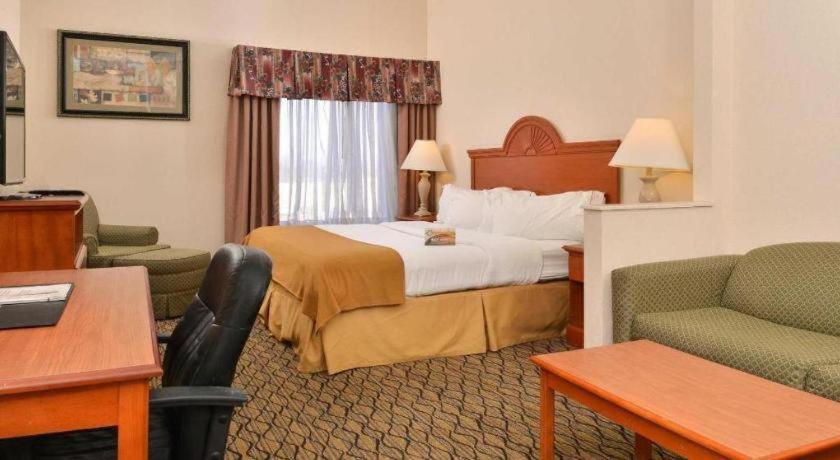 Quality Inn & Suites Jefferson City Bagian luar foto