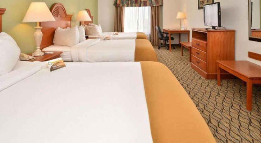 Quality Inn & Suites Jefferson City Bagian luar foto