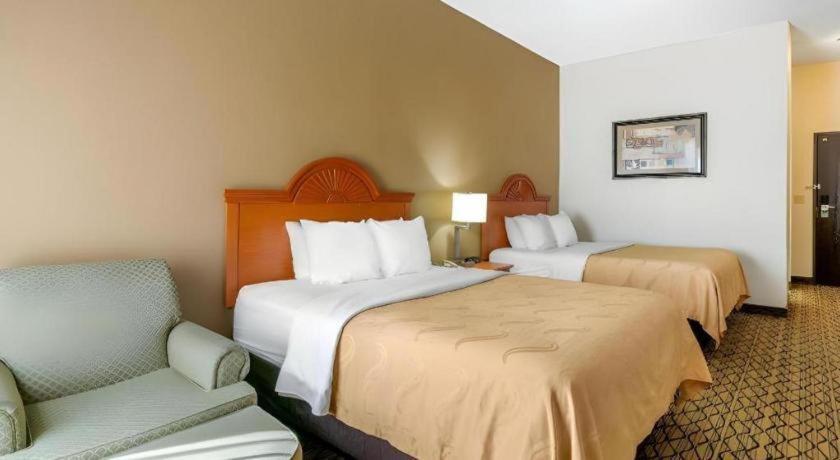 Quality Inn & Suites Jefferson City Bagian luar foto