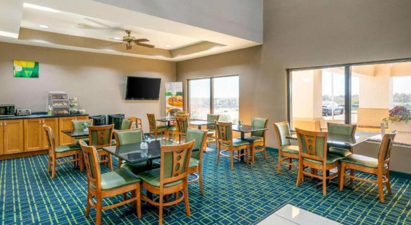 Quality Inn & Suites Jefferson City Bagian luar foto