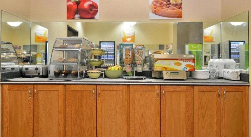Quality Inn & Suites Jefferson City Bagian luar foto