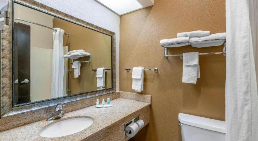 Quality Inn & Suites Jefferson City Bagian luar foto