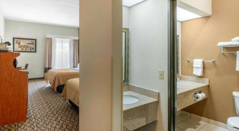 Quality Inn & Suites Jefferson City Bagian luar foto