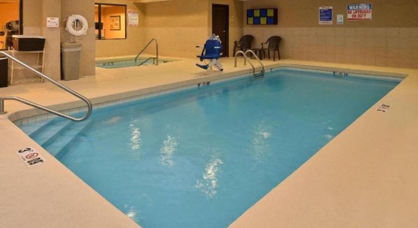 Quality Inn & Suites Jefferson City Bagian luar foto